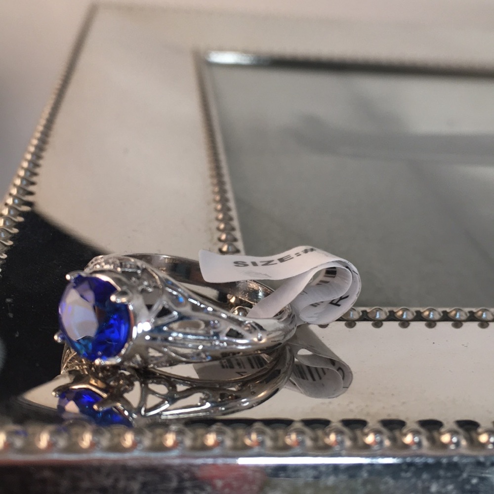 Stunning Blue Sapphire Ring in Silvertone Size 8 - Picture 3 of 5